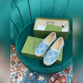 Ранневесенняя коллекция 2023 от Gucci представляет модель Rainbow