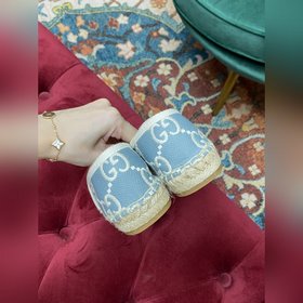 Ранневесенняя коллекция 2023 от Gucci представляет модель Rainbow