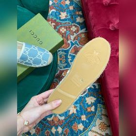Ранневесенняя коллекция 2023 от Gucci представляет модель Rainbow