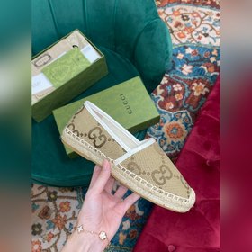Ранневесенняя коллекция 2023 от Gucci представляет модель Rainbow