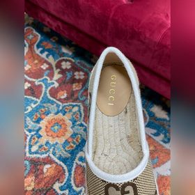 Ранневесенняя коллекция 2023 от Gucci представляет модель Rainbow