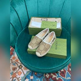 Ранневесенняя коллекция 2023 от Gucci представляет модель Rainbow