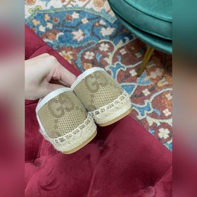 Ранневесенняя коллекция 2023 от Gucci представляет модель Rainbow