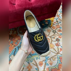 Ранневесенняя коллекция 2023 от Gucci представляет модель Rainbow