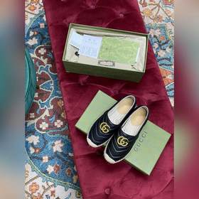 Ранневесенняя коллекция 2023 от Gucci представляет модель Rainbow