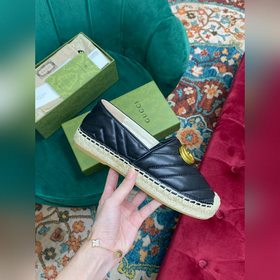 Ранневесенняя коллекция 2023 от Gucci представляет модель Rainbow