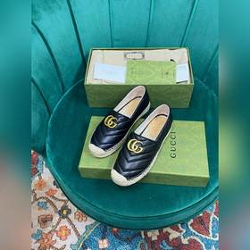 Ранневесенняя коллекция 2023 от Gucci представляет модель Rainbow