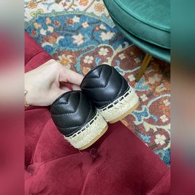 Ранневесенняя коллекция 2023 от Gucci представляет модель Rainbow