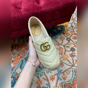 Ранневесенняя коллекция 2023 от Gucci представляет модель Rainbow