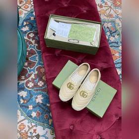 Ранневесенняя коллекция 2023 от Gucci представляет модель Rainbow