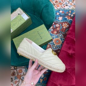 Ранневесенняя коллекция 2023 от Gucci представляет модель Rainbow