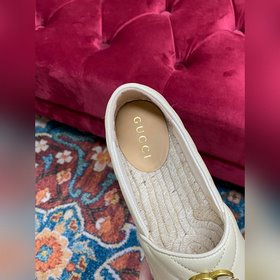 Ранневесенняя коллекция 2023 от Gucci представляет модель Rainbow