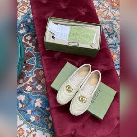 Ранневесенняя коллекция 2023 от Gucci представляет модель Rainbow