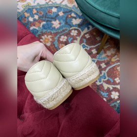 Ранневесенняя коллекция 2023 от Gucci представляет модель Rainbow