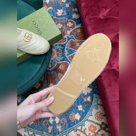 Ранневесенняя коллекция 2023 от Gucci представляет модель Rainbow