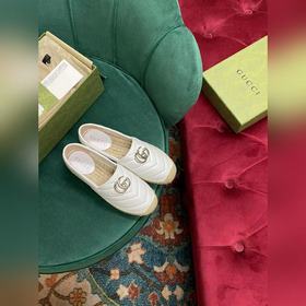 Ранневесенняя коллекция 2023 от Gucci представляет модель Rainbow