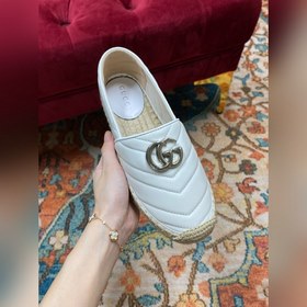 Ранневесенняя коллекция 2023 от Gucci представляет модель Rainbow