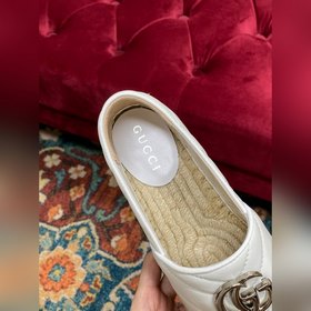 Ранневесенняя коллекция 2023 от Gucci представляет модель Rainbow