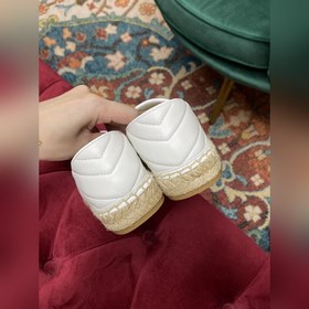 Ранневесенняя коллекция 2023 от Gucci представляет модель Rainbow