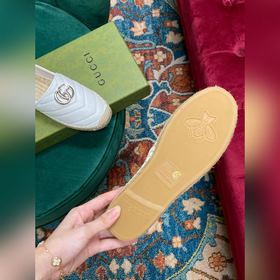 Ранневесенняя коллекция 2023 от Gucci представляет модель Rainbow