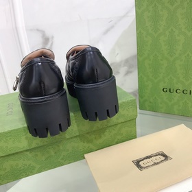 Электрически вышитые лодочки Gucci с двойным логотипом G отличают