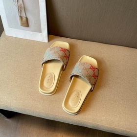 Новинка весны-лета 2023 года： сандалии-сланцы с металлическими бу