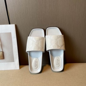 Новинка весны-лета 2023 года： сандалии-сланцы с металлическими бу