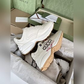 Пара обуви Gucci в стиле «папа» из состаренной кожи в форме рогов