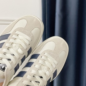 Совместная коллекция adidas x Gucci： кроссовки Gazelle для пар Ор