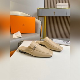 Hermes Groupie с квадратным носком и H-образной пряжкой, полусабо