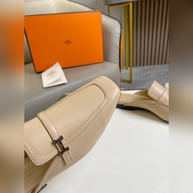 Hermes Groupie с квадратным носком и H-образной пряжкой, полусабо