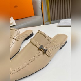 Hermes Groupie с квадратным носком и H-образной пряжкой, полусабо