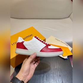 LOUIS VUITTON Мужские кроссовки LV Rivoli. На зернистой коже круп