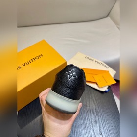 Мужские кроссовки LV Rivoli из зернистой кожи с крупным узором Da