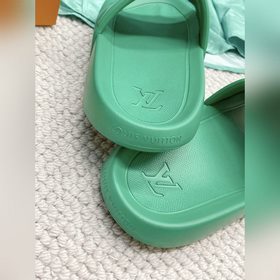 Пара LV 2023 летняя новинка Monogram рельефные тапочки Оригинальн