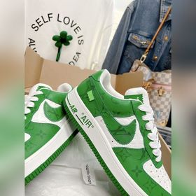 - Спортивные кроссовки Air Force 1, совместная модель трех авиаци