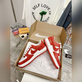 - Спортивные кроссовки Air Force 1, совместная модель трех авиаци