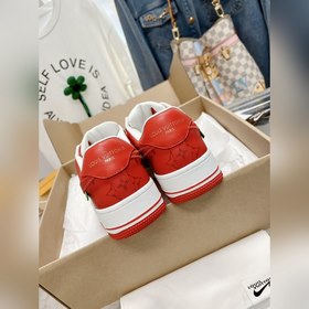 - Спортивные кроссовки Air Force 1, совместная модель трех авиаци