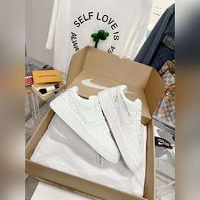 - Спортивные кроссовки Air Force 1, совместная модель трех авиаци