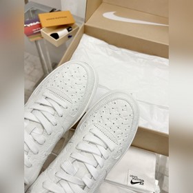 - Спортивные кроссовки Air Force 1, совместная модель трех авиаци