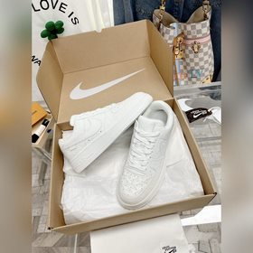 - Спортивные кроссовки Air Force 1, совместная модель трех авиаци
