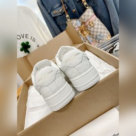 - Спортивные кроссовки Air Force 1, совместная модель трех авиаци