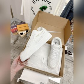 - Спортивные кроссовки Air Force 1, совместная модель трех авиаци