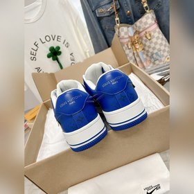 - Спортивные кроссовки Air Force 1, совместная модель трех авиаци