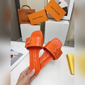 Новая модель на официальном сайте LV, импортная лакированная кожа