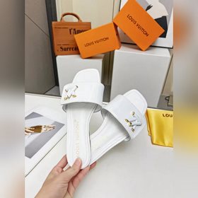Новая модель на официальном сайте LV, импортная лакированная кожа