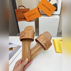 Новая модель на официальном сайте LV, импортная лакированная кожа