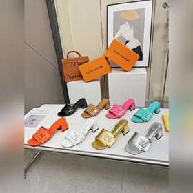 Новая модель на официальном сайте LV, импортная лакированная кожа