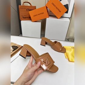 Новая модель на официальном сайте LV, импортная лакированная кожа