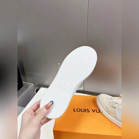 Louis Vuitton (Луи Виттен/LV) – новейшая модель, синхронная прода